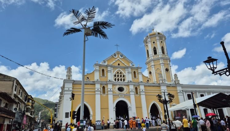 Miles de personas visitan lugares emblemáticos de la región.