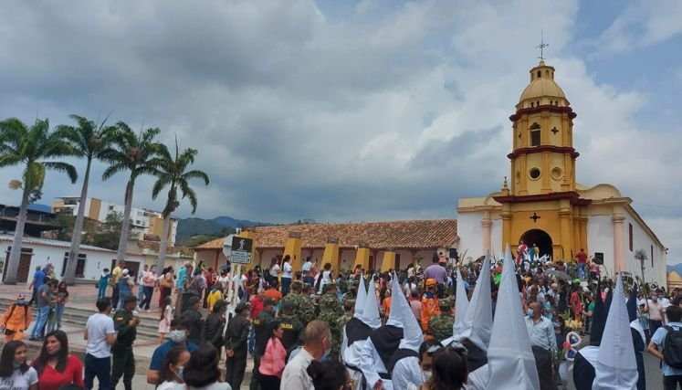 Miles de visitantes llegan a la ciudad para asistir a las ceremonias religiosas durante la Semana Mayor.