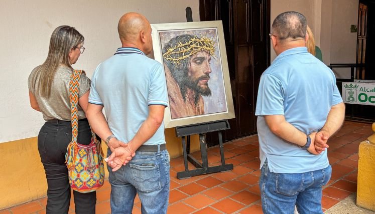 En el palacio municipal se exponen obras de arte religioso a la comunidad.