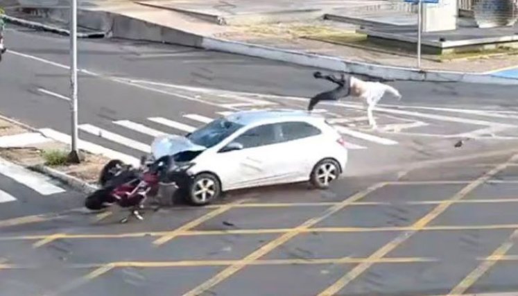 Tragedia vial: motociclista muere tras ser embestido por un auto a alta velocidad