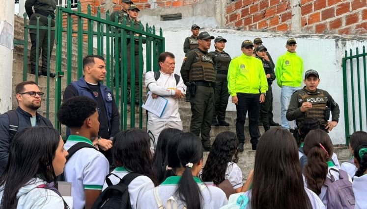 La policía nacional verifica la entrada y salida para garantizar entornos seguros.