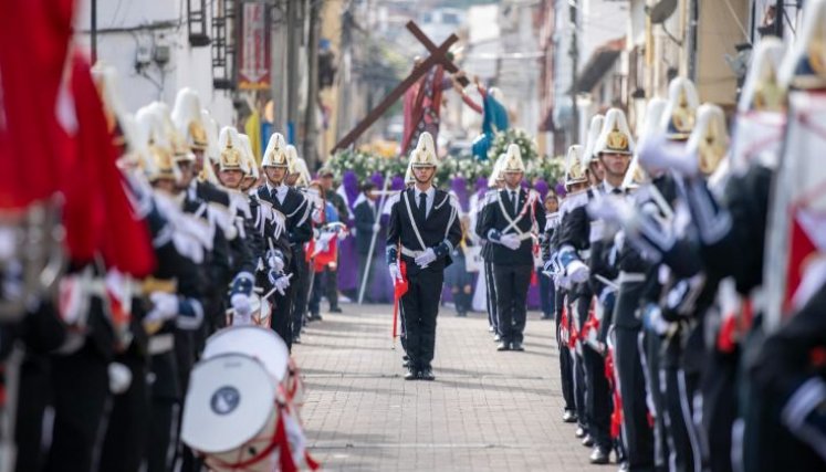 Procesión banda marcial.