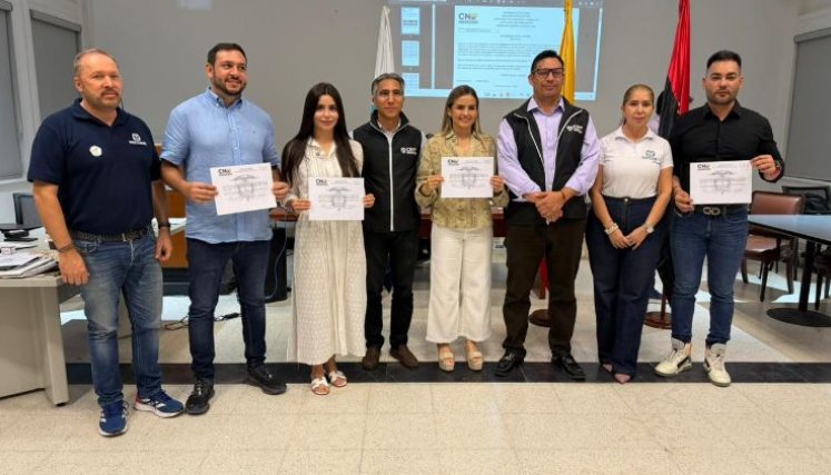 Cuatro de los nuevos representantes a la Cámara por Norte de Santander, Felipe Corzo, Eimy Suárez, Diana Riveros y Ariel Francisco Rodríguez, acompañados aquí por los delegados departamentales de la Registraduría del Estado Civil./Foto: Cortesía