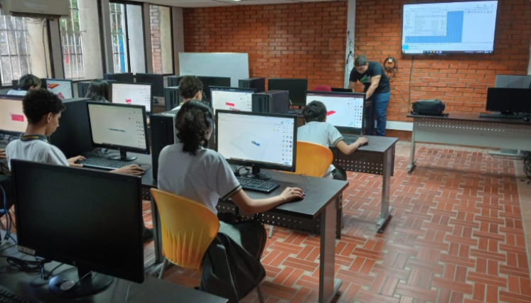 Jóvenes y adultos se capacitan en los SmartLab de Cúcuta.