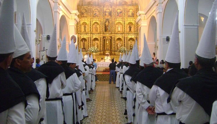 Miles de visitantes llegan a la ciudad para asistir a las ceremonias religiosas durante la Semana Mayor.