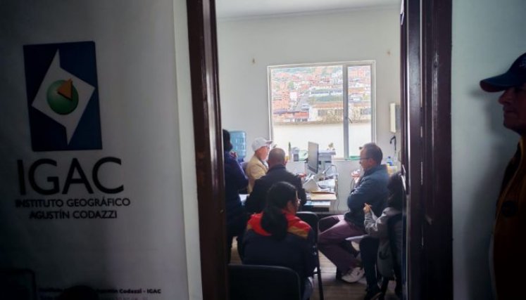 Técnicos del IGAC atienden inquietudes de propietarios de predios inconformes con la actualización catastral./Foto cortesía