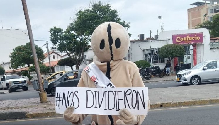 El atuendo con el que hace campaña Bayron Flórez simboliza la forma en que están divididos los colombianos por culpa del odio y la polarización./Foto archivo