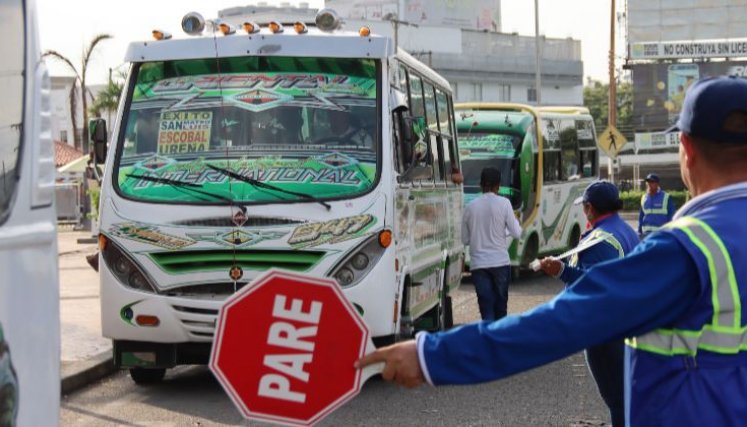 de cuatro a ocho años de prisión para el que agreda a funcionarios públicos