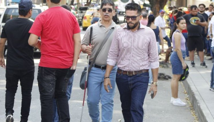 Las limitaciones físicas no fueron obstáculo para acudir a cumplir con la democracia/Foto Carlos Ramírez