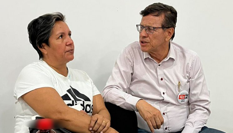 Fabio Arias, presidente de la CUT, se reunió con trabajadores y líderes sindicales./Foto Carlos Ramírez-La Opinión