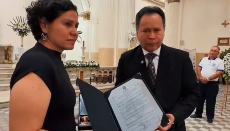 El gobernador William Villamizar entrega a un familiar de la fallecida exalcaldesa Margarita Silva de Uribe un decreto de honores por los servicios y aportes hechos a Cúcuta y al departamento./Foto: Cortesía