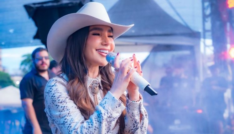 Paola Jara estrena ‘No Va a Cambiar’ tras su histórico paso por los Grammy.