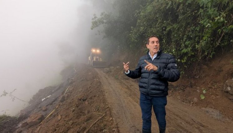 El alcalde Ramiro Luna inspecciona el sitio donde se presentó el colapso de la banca carreteable/Foto Cortesía