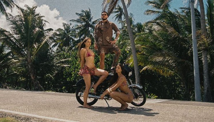 Ryan Castro y Agua Bendita reinventan el verano con AWAA.