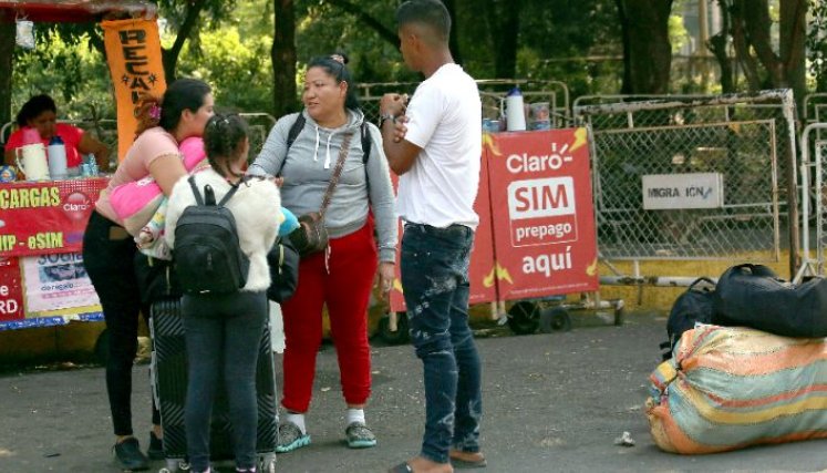 Ayer, venezolanos que quedaron del lado de Colombia tras el cierre de fontera esperaban para pasar en la Parada/Foto Carlos Ramírez
