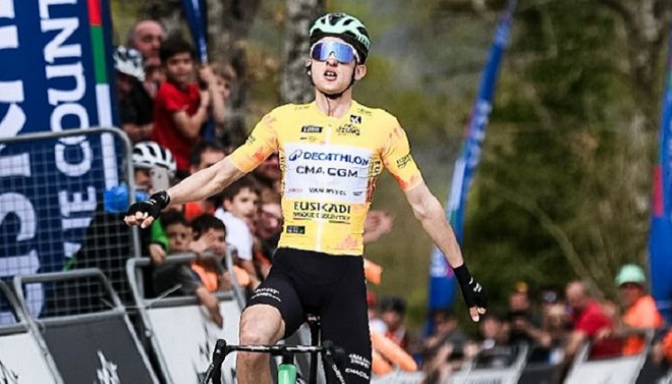 El ciclista francés Paul Seixas de 19 años (Decathlon CMA) de nuevo impuso su sello en la segunda etapa de la Itzulia País Vasco.