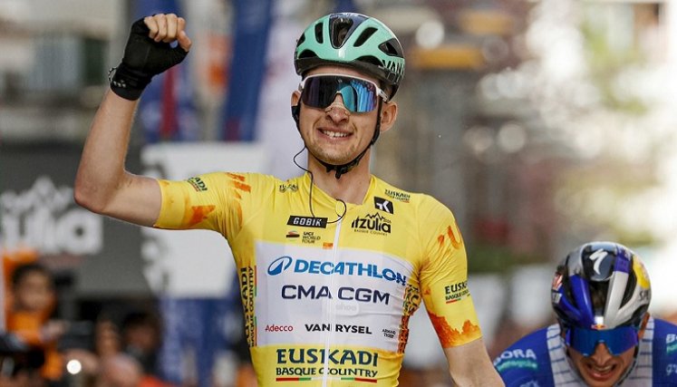 El corredor francés se reafirmó en el liderato de la carrera con una contundente victoria, quedando a 135 kilómetros del título.