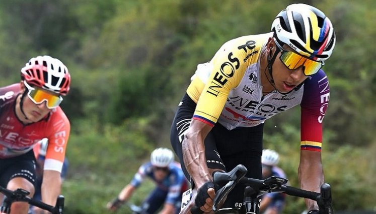 Egan Bernal vuelve a las carreteras luego de un largo receso. 