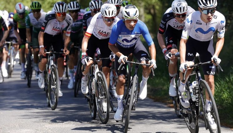 Nairo Quintana, paso sin problemas el primer día como líder la carrera asturiana