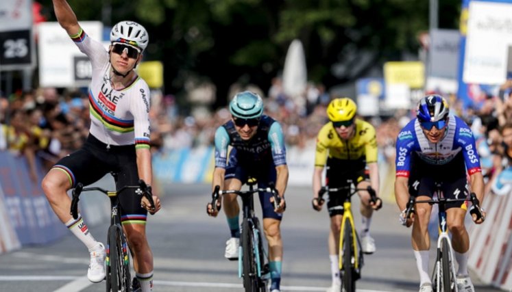 Tadej Pogacar (izquierda), empezó a mostrar las uñas en Romandía. 