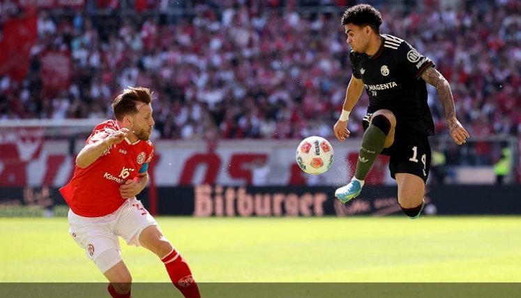 El colombiano Luis Díaz no tuvo un buen partido y fue sustituido para el segundo tiempo.