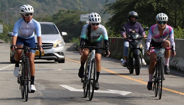 La pamplonesa Sara Ospino Niño (izquierda) Isabella de los Ángeles Ruiz (centro) y Loren Sofía Gómez nuevas promesas del ciclismo femenino rojinegro.