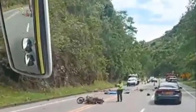 Motociclista y su acompañante murieron en vía Medellín–Manizales por caída de rocas