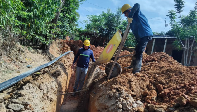 Trabajos de conexión de acueducto en El Tarra.