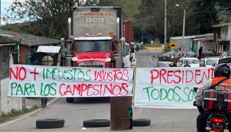 Bloqueo vial en el sector La Laguna, en la vía a Pamplona. 