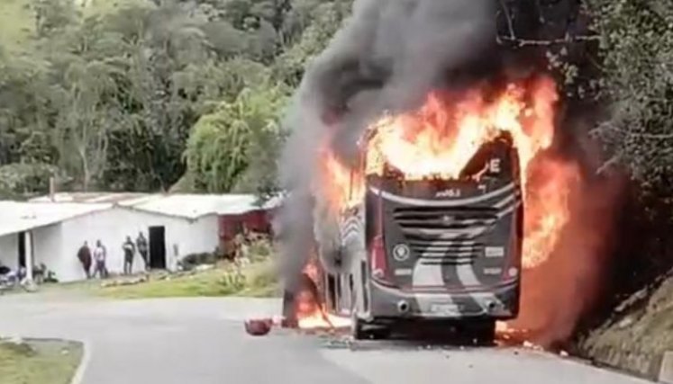 BUS INCINERADO 