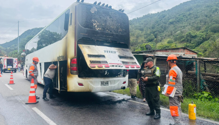 Bus quemado en la vía Pamplona