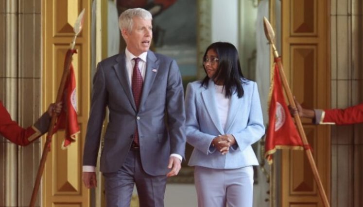 EEUU mantiene por conveniencia a Delcy Rodríguez y posterga la transición en Venezuela, según Bloomberg