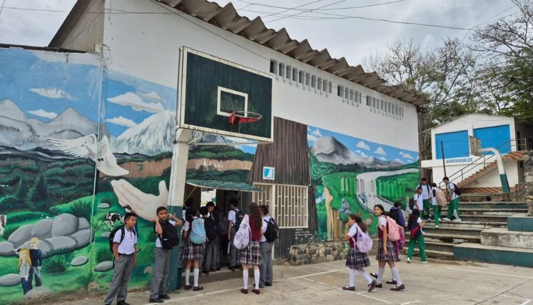 Deudas de la luz en el sector educativo preocupa a las autoridades.