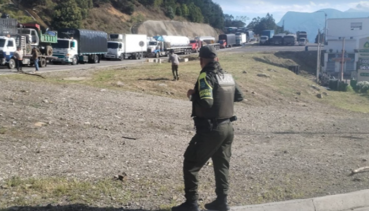 Paso de vehículos en la vía Pamplona - Cúcuta.