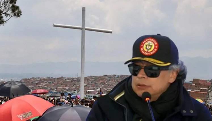 Gustavo-Petro-sacerdote