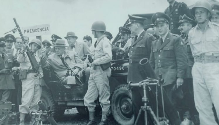 Laureano Gómez junto con el batallón Colombia