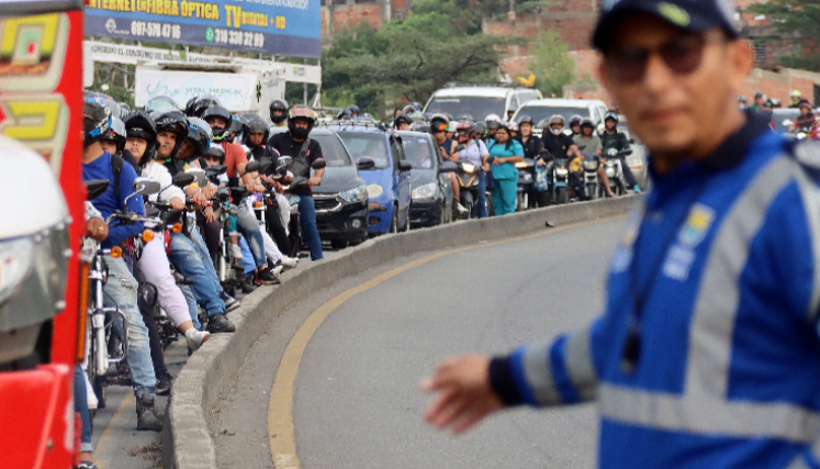 Alférez vigila tránsito durante bloqueo vial en Cúcuta.