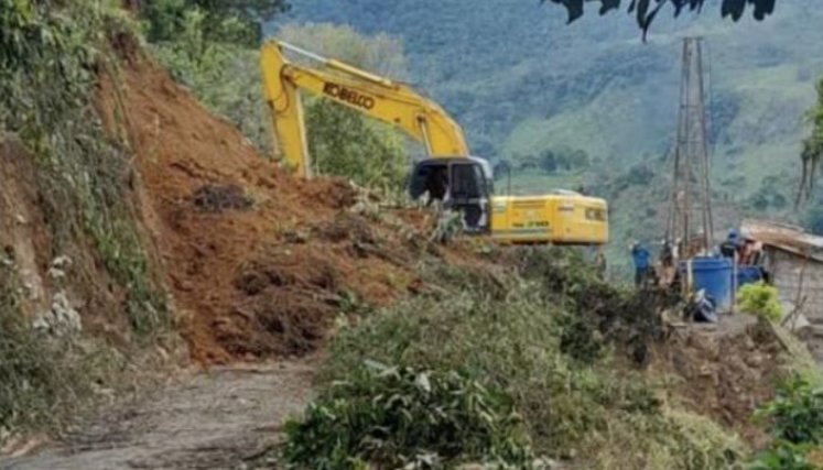 Maquinaria amarilla fue desplazada al sitio de la emergencia para perfilar el talud./Foto cortesía