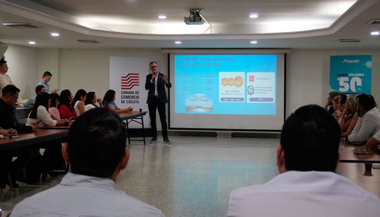 Mario García, country manager de JetSmart, le habló a los empresarios de Cúcuta sobre la nueva ruta con la capital de Colombia./ Foto Gabriel Barrera-La Opinión.