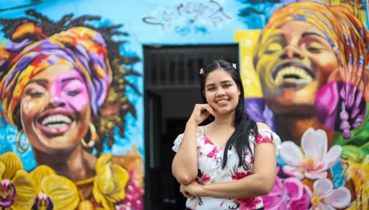 La cucuteña Katherine Castillo pinta memoria femenina con ‘Raíces Valientes’.