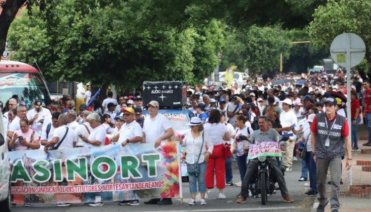 Unos dos mil maestros participaron de la jornada de protesta convocada por Asinort en Cúcuta/Foto Carlos Ramírez