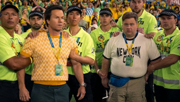 Entre pesas y carcajadas: el nuevo giro de Mark Wahlberg en el cine.