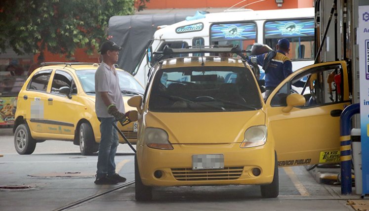 Gasolina. / Foto Carlos Ramírez-La Opinión