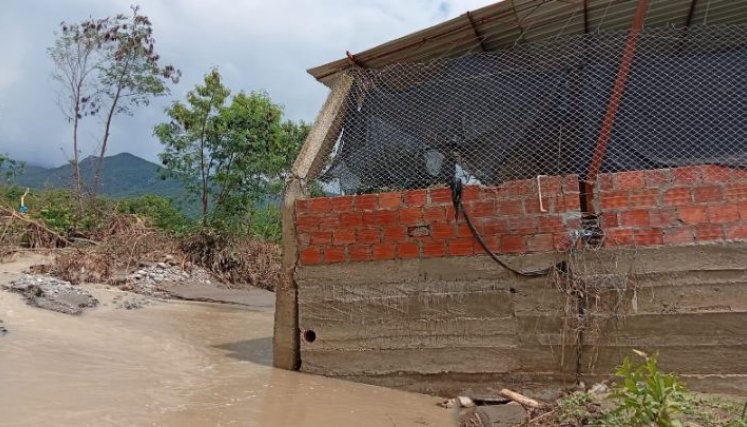 La fuerza de la creciente causó daños en las estructuras de las casas en el sector Rancho Paraíso/Foto Gabriel Barrera