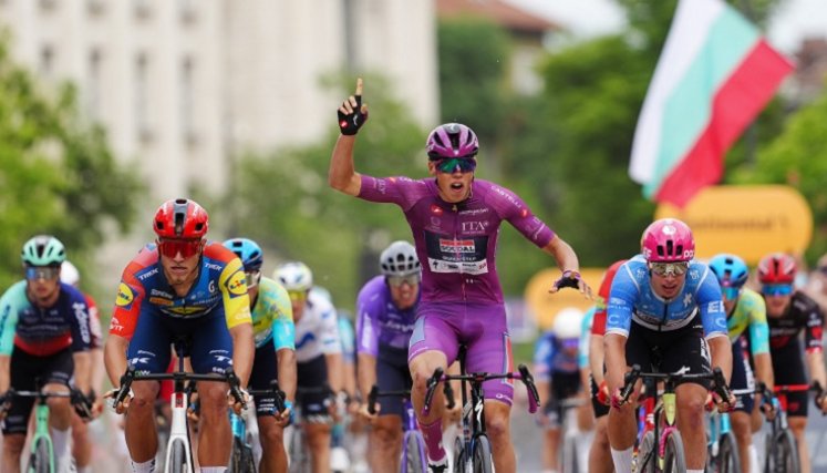 El francés Paul Magnier (Decathlon) le ganó el duelo al italiano Jonathan Milan (Lidl Trek) y al neerlandés Dylan Groenewegen (Unibet Rose Rockets).