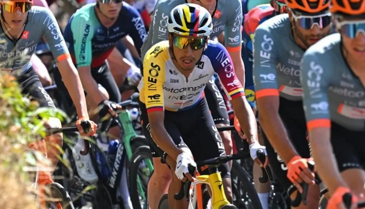 Egan Bernal pasó un momento crítico en los últimos 45 kilómetros de la etapa.