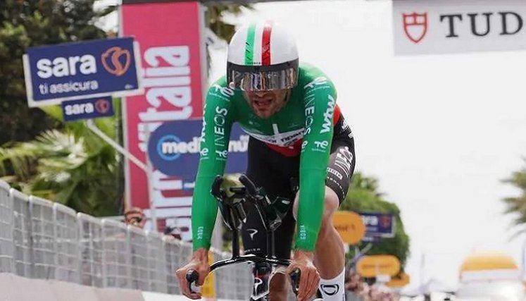 Filippo Ganna demostró su poderío en la contrarreloj de la corsa rosa.
