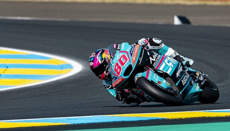 El piloto colombo-español le costó maniobrar su moto en el Le Mans, durante las primeras prácticas de clasificación.