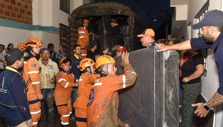 Damnificados reciben las ayudas humanitarias, mientras las distintas entidades adelantan la limpieza de las calles y viviendas afectadas por la avenida torrencial.