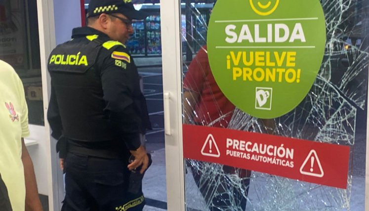Caos en tienda D1 de Bucaramanga: mujer provocó graves daños